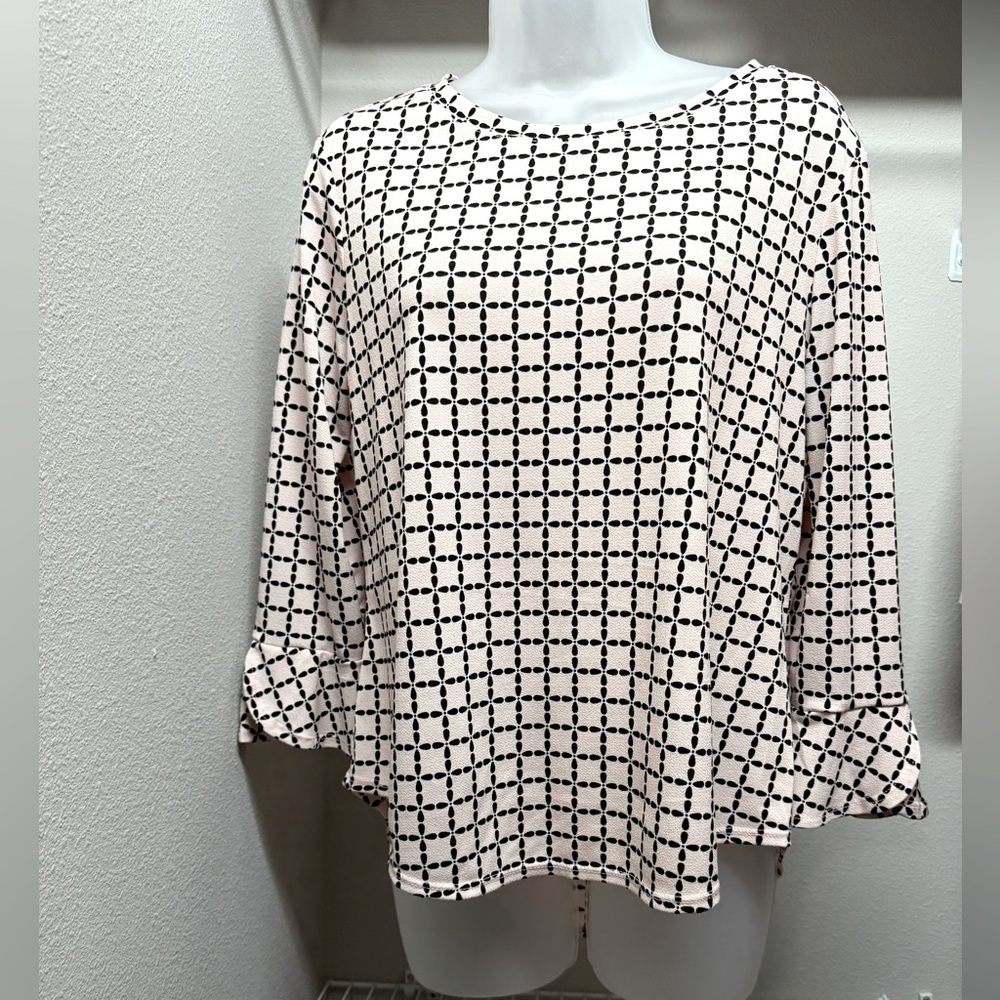 Elle size small ladies blouse with ruffled wrist